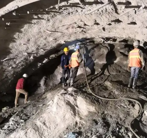 清原拱顶带模注浆料的施工流程及注意事项
